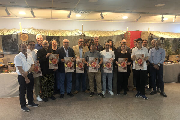 Foto de família dels restauradors i administracions que participen de la Campanya Gastronòmica de la Poma a la Cuina