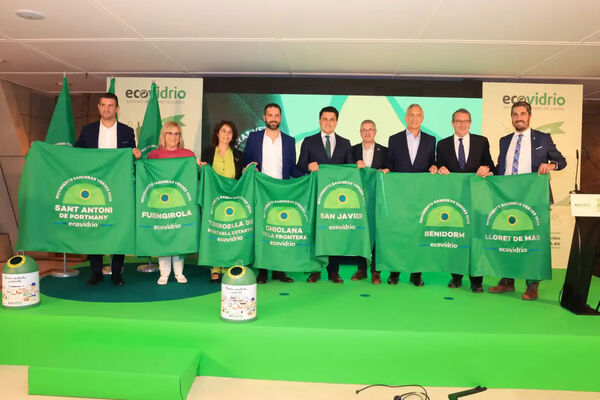 Representants dels vuit municipis de l'Estat guardonats aquest any amb la Bandera Verda.