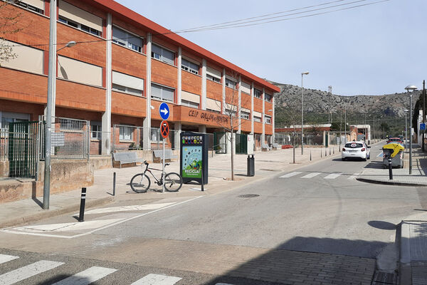 Davant del CEIP Guillem de Montgrí i la llar d'infants El Petit Montgrí, la zona es planteja com a espai prioritari per a vianants i bicicletes.