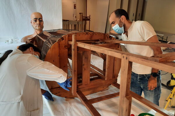Gerard Cruset, director del Museu de la Mediterrània, i Idoia Tantull, restauradora.
