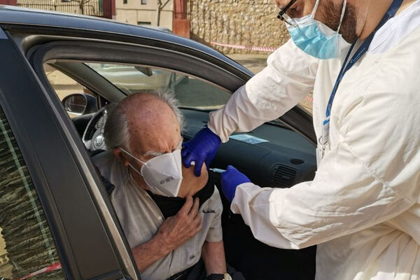 L'infermer Carles Sempere injectant una vacuna al pati de Can Quintana.